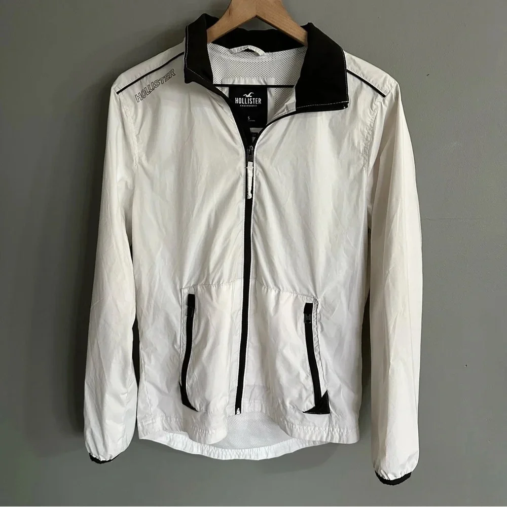 Hollister White windbreaker zip up. Small‎